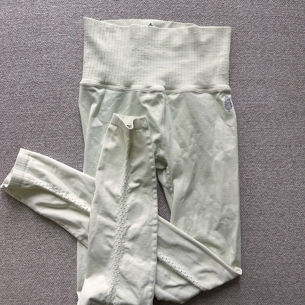 High-Waisted Ribbed Leggings - Picture 2 of 3